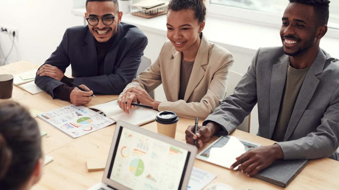 Manager et collaborateur en discussion de travail