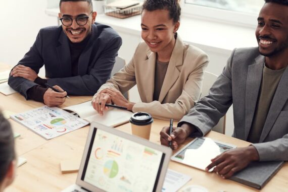 Manager et collaborateur en discussion de travail