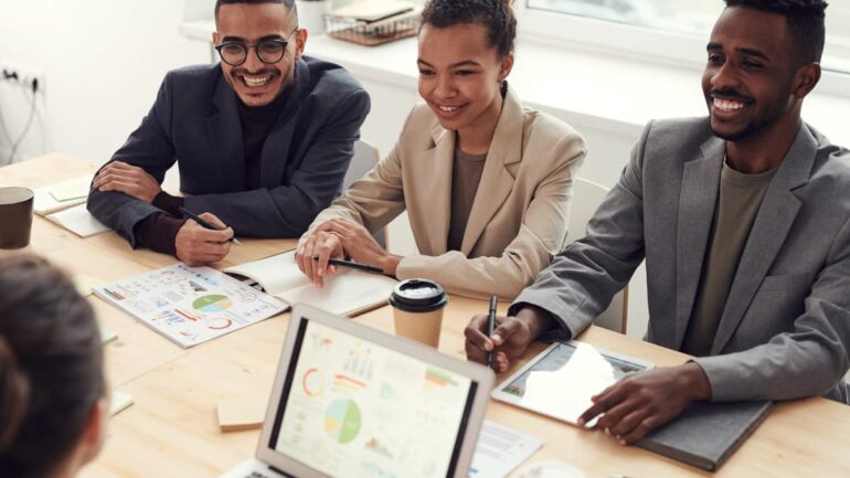 Manager et collaborateur en discussion de travail