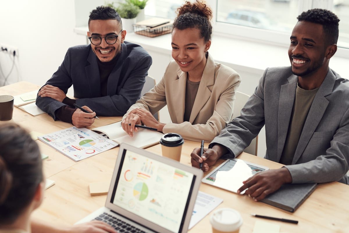Manager et collaborateur en discussion de travail
